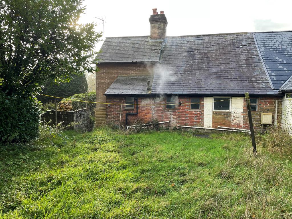 Lot: 112 - COTTAGE WITH GARDENS IN NEED OF UPDATING - Rear view of house and lawn